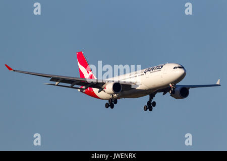 Qantas Airbus A330-202 VH-EBO sull approccio per atterrare all'Aeroporto Internazionale di Melbourne. Foto Stock