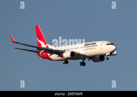 Qantas Boeing 737-838 VH-vxo sull approccio per atterrare all'Aeroporto Internazionale di Melbourne. Foto Stock