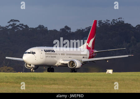 Qantas Boeing 737-476 VH-tjl sulla pista di Melbourne Aeroporto internazionale. Foto Stock