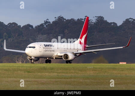 Qantas Boeing 737-838 VH-vye sulla pista di Melbourne Aeroporto internazionale. Foto Stock