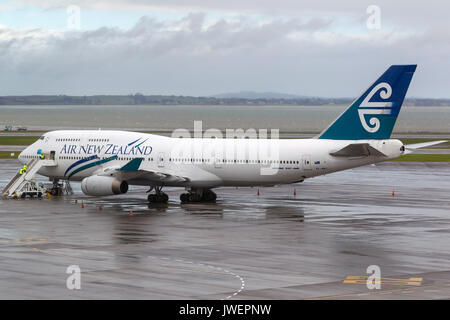 Air New Zealand Boeing 747-419 zk-nbt sull'asfalto all'aeroporto internazionale di Auckland. Foto Stock