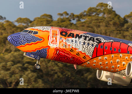 Dipinti aborigeni qantas Boeing 737-838 VH-vxb 'yananyi dreaming " partenza da Melbourne Aeroporto internazionale. Foto Stock