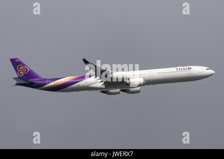 Thai Airways international Airbus A340-642 hs-tnb partenza da Melbourne Aeroporto internazionale. Foto Stock