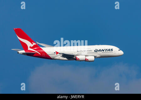 Qantas Airbus A380-842 VH-oqg partenza da Melbourne Aeroporto internazionale. Foto Stock
