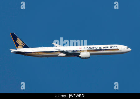 Singapore Airlines Boeing 777-312 9V-SYF partenza da Melbourne Aeroporto Internazionale. Foto Stock