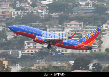 Southwest Airlines Boeing 737-7h4 n237wn con partenza dall'aeroporto internazionale di San Diego. Foto Stock