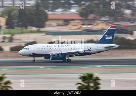 US Airways Airbus A319-132 arrivando all'Aeroporto Internazionale di San Diego. Foto Stock