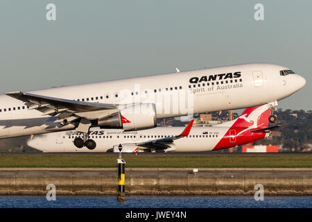 Qantas Boeing 767 aereo di linea che decollano dall'Aeroporto di Sydney. Foto Stock