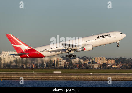 Qantas Boeing 767 aereo di linea che decollano dall'Aeroporto di Sydney. Foto Stock