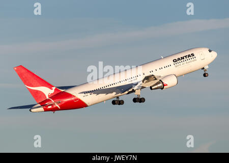 Qantas Boeing 767 aereo di linea che decollano dall'Aeroporto di Sydney. Foto Stock