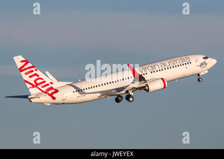 Virgin Australia Airlines Boeing 737-800 aeromobili in fase di decollo dall'Aeroporto di Sydney. Foto Stock