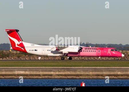 QantasLink (Qantas) deHavilland DHC-8 (Dash 8) Twin propulsori jet di linea regionale aeromobili all'Aeroporto di Sydney. Foto Stock