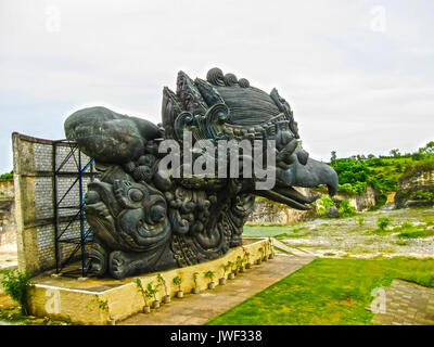 Bali, Indonesia - 27 dicembre 2008: il gigantesco monumento di Garuda, un uccello mistico Foto Stock