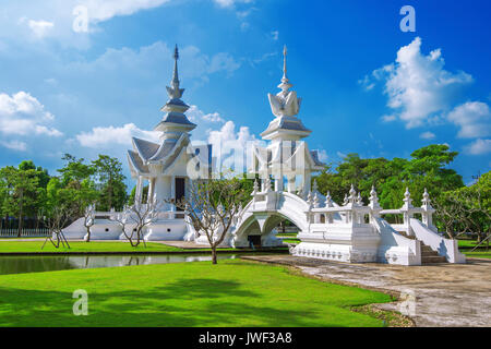 CHIANG RAI, Thailandia - OCTUBER 20 , 2016: Wat Rong Khun tempio (bianco tempio) in Chiang Rai, Thailandia. Foto Stock