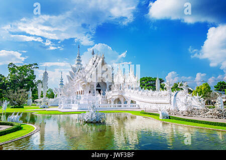 CHIANG RAI, Thailandia - OCTUBER 20 , 2016: Wat Rong Khun tempio (bianco tempio) in Chiang Rai, Thailandia. Foto Stock