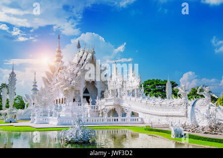 CHIANG RAI, Thailandia - OCTUBER 20 , 2016: Wat Rong Khun tempio (bianco tempio) in Chiang Rai, Thailandia. Foto Stock