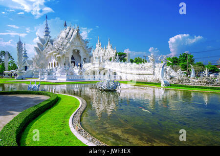 CHIANG RAI, Thailandia - OCTUBER 20 , 2016: Wat Rong Khun tempio (bianco tempio) in Chiang Rai, Thailandia. Foto Stock