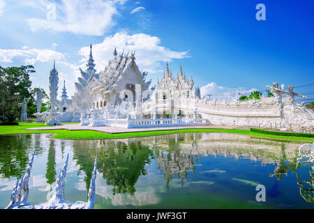 CHIANG RAI, Thailandia - OCTUBER 20 , 2016: Wat Rong Khun tempio (bianco tempio) in Chiang Rai, Thailandia. Foto Stock