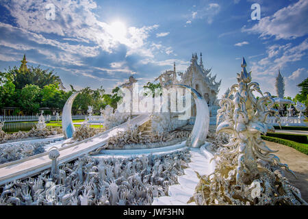 CHIANG RAI, Thailandia - OCTUBER 20 , 2016: Wat Rong Khun tempio (bianco tempio) in Chiang Rai, Thailandia. Foto Stock