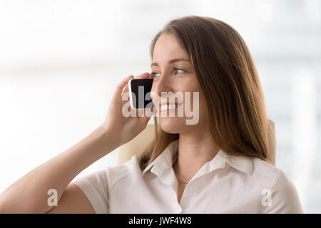 Donna sorridente parlando al telefono, rendendo rispondendo alle chiamate, portr Foto Stock