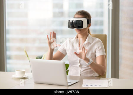 VR auricolare per business, imprenditrice indossando occhiali virtuali w Foto Stock