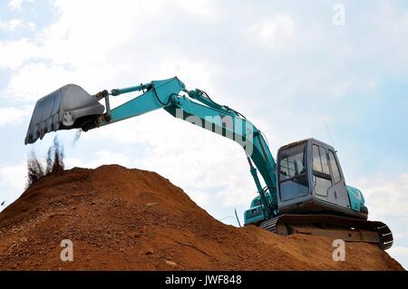 Escavatori pesanti attrezzature da costruzione costituito da un braccio, la benna e la cabina su una piattaforma rotante. Foto Stock