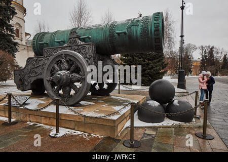 Famoso 'Tzar pushka' big canon vicino al Cremlino di Mosca. Foto Stock