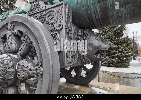 Famoso 'Tzar pushka' big canon vicino al Cremlino di Mosca. Foto Stock