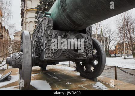 Famoso 'Tzar pushka' big canon vicino al Cremlino di Mosca. Foto Stock