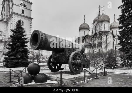 Famoso 'Tzar pushka' big canon vicino al Cremlino di Mosca. Foto Stock