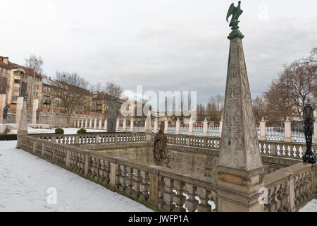 Pauline Chiesa sulla roccia cortile interno sul fiume Vistola nel quartiere ebraico di Kazimierz. Cracovia in Polonia. Viii secolo la chiesa cattolica e religiou Foto Stock