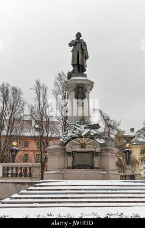 Un monumento di grande poeta polacco Adam Mickiewicz in inverno. Varsavia, Polonia. Foto Stock