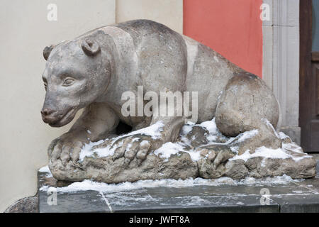 La scultura di un orso vicino all'ingresso della chiesa dei Gesuiti dell'alma Madre di Dio a Varsavia, Polonia, circa del XVIII c. Foto Stock