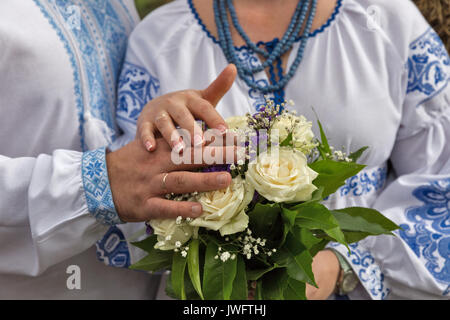 Bellissimo mazzo di nozze nella mani della sposa in stile ucraino closeup Foto Stock