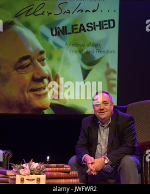 Ex primo ministro Alex Salmond durante un photocall sul palco dell'Assembly Rooms di Edimburgo in anticipo la sua 2017 Festival Fringe mostrano Alex Salmond scatenato. Foto Stock