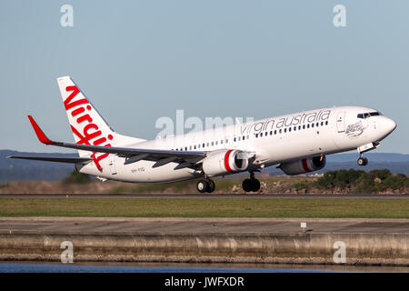 Virgin Australia Airlines Boeing 737-800 aeromobili in fase di decollo dall'Aeroporto di Sydney. Foto Stock