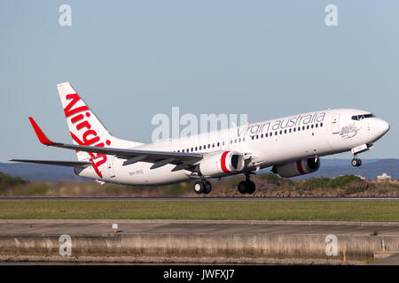 Virgin Australia Airlines Boeing 737-800 aeromobili in fase di decollo dall'Aeroporto di Sydney. Foto Stock