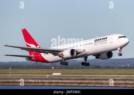 Qantas Boeing 767 aereo di linea che decollano dall'Aeroporto di Sydney. Foto Stock