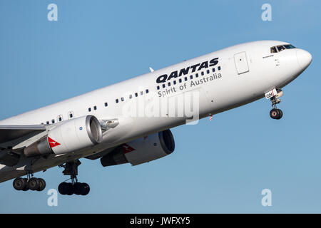 Qantas Boeing 767 aereo di linea che decollano dall'Aeroporto di Sydney. Foto Stock