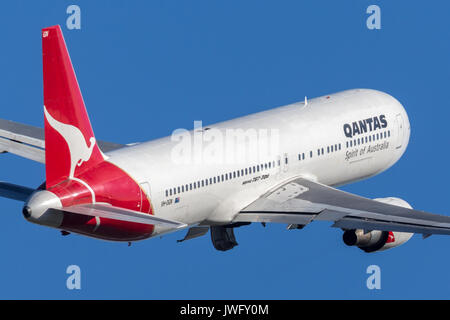 Qantas Boeing 767 aereo di linea che decollano dall'Aeroporto di Sydney. Foto Stock