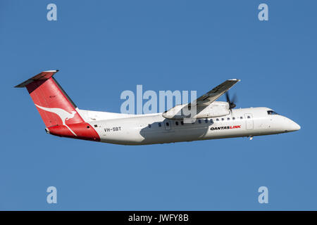 QantasLink (Qantas) deHavilland DHC-8 (Dash 8) Twin propulsori jet di linea regionale di aerei in partenza dall'Aeroporto di Sydney. Foto Stock