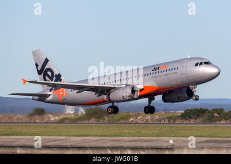 Jetstar Airways Airbus A320 aereo di linea che decollano dall'Aeroporto di Sydney. Foto Stock