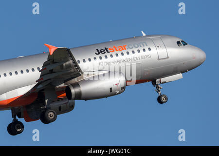 Jetstar Airways Airbus A320 aereo di linea che decollano dall'Aeroporto di Sydney. Foto Stock