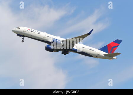 Delta Air Lines Boeing 757 N704X decollo dall'Aeroporto Heathrow di Londra, Regno Unito Foto Stock