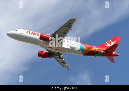 Air Malta Airbus A320 9H-AEK di decollo dall'Aeroporto Heathrow di Londra, Regno Unito Foto Stock