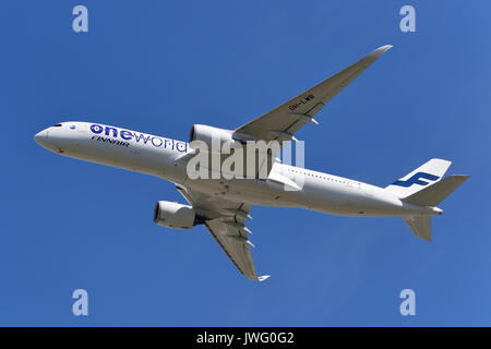 Finnair Airbus A350 OH-LWB decollo dall'Aeroporto Heathrow di Londra, Regno Unito Foto Stock
