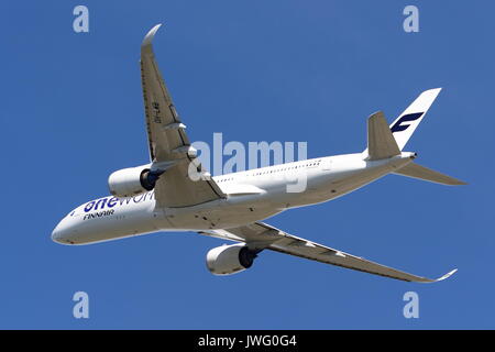 Finnair Airbus A350 OH-LWB decollo dall'Aeroporto Heathrow di Londra, Regno Unito Foto Stock