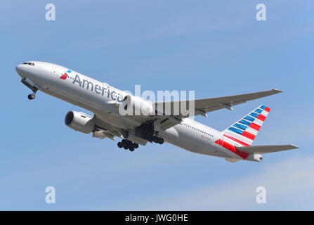 American Airlines Boeing 777-200 ER N795un decollo dall'Aeroporto Heathrow di Londra, Regno Unito Foto Stock