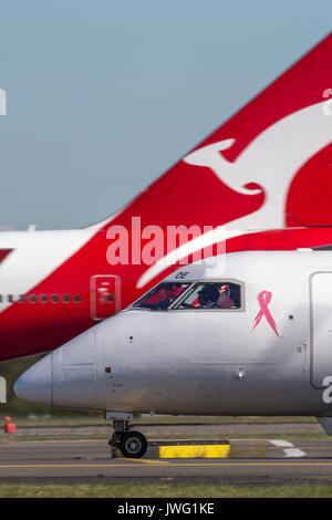 QantasLink Dehavilland DHC-8 (Dash 8) Twin propulsori jet di linea regionale all'Aeroporto di Sydney. Foto Stock