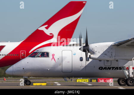 QantasLink Dehavilland DHC-8 (Dash 8) Twin propulsori jet di linea regionale all'Aeroporto di Sydney. Foto Stock